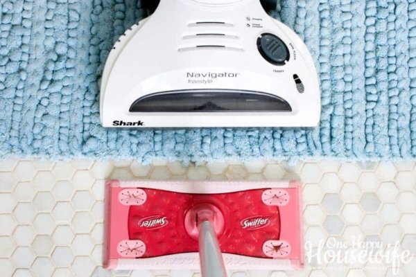 clean-bathroom-shark-vacuum-swiffer