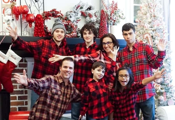 the entire family posing with jazz hands for the Christmas photo