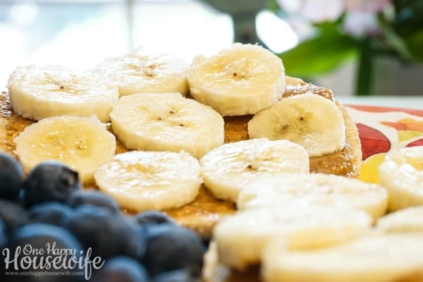 toast with almond butter, maple syrup and bananas