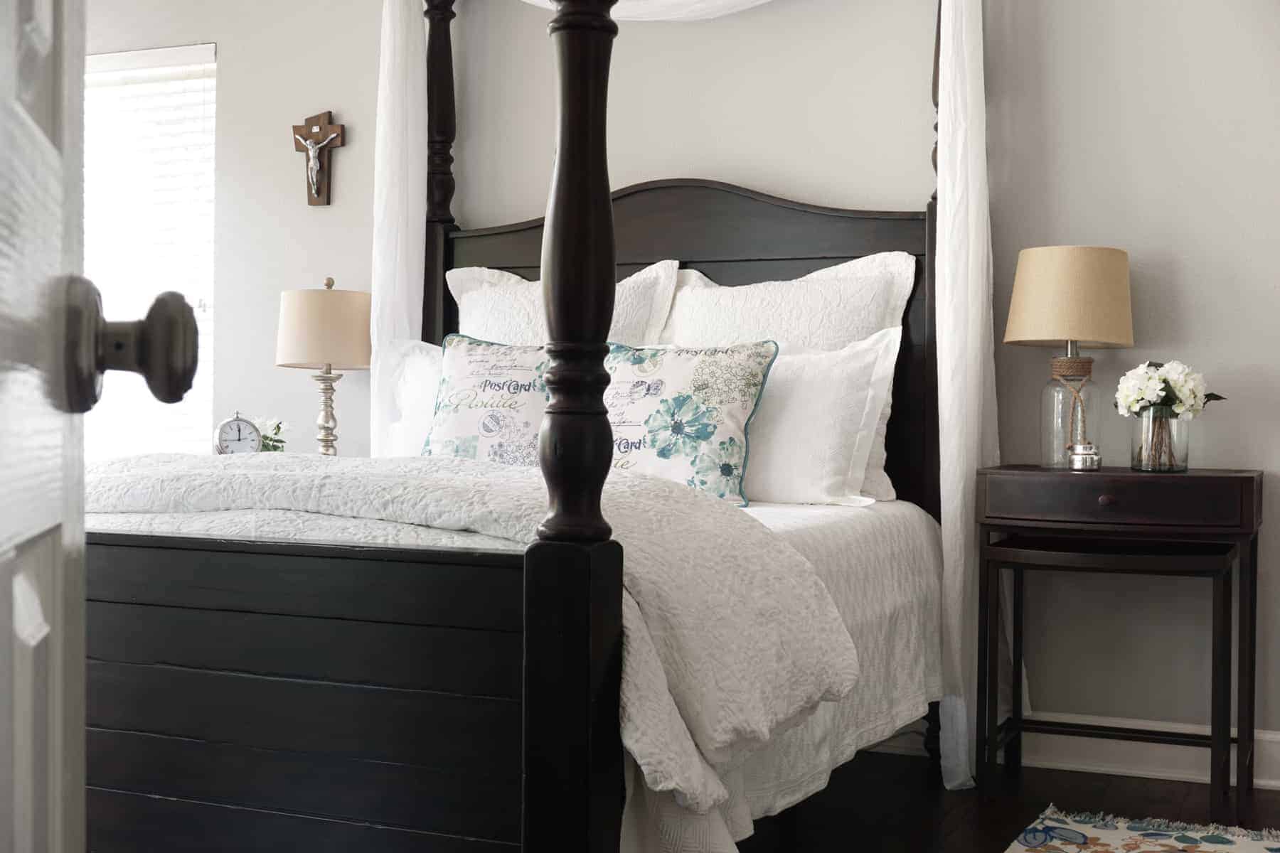 a clean and made bed