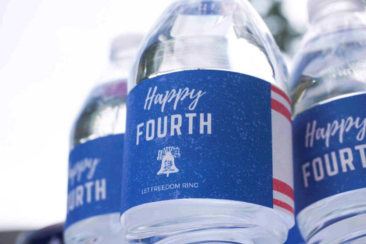 Free patriotic printables for wrapping water bottles.