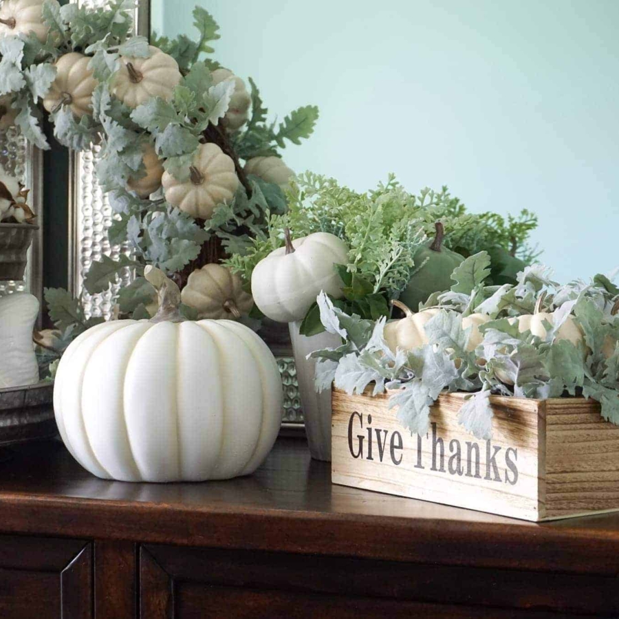 Easy fall table decoration ideas for the dining room.