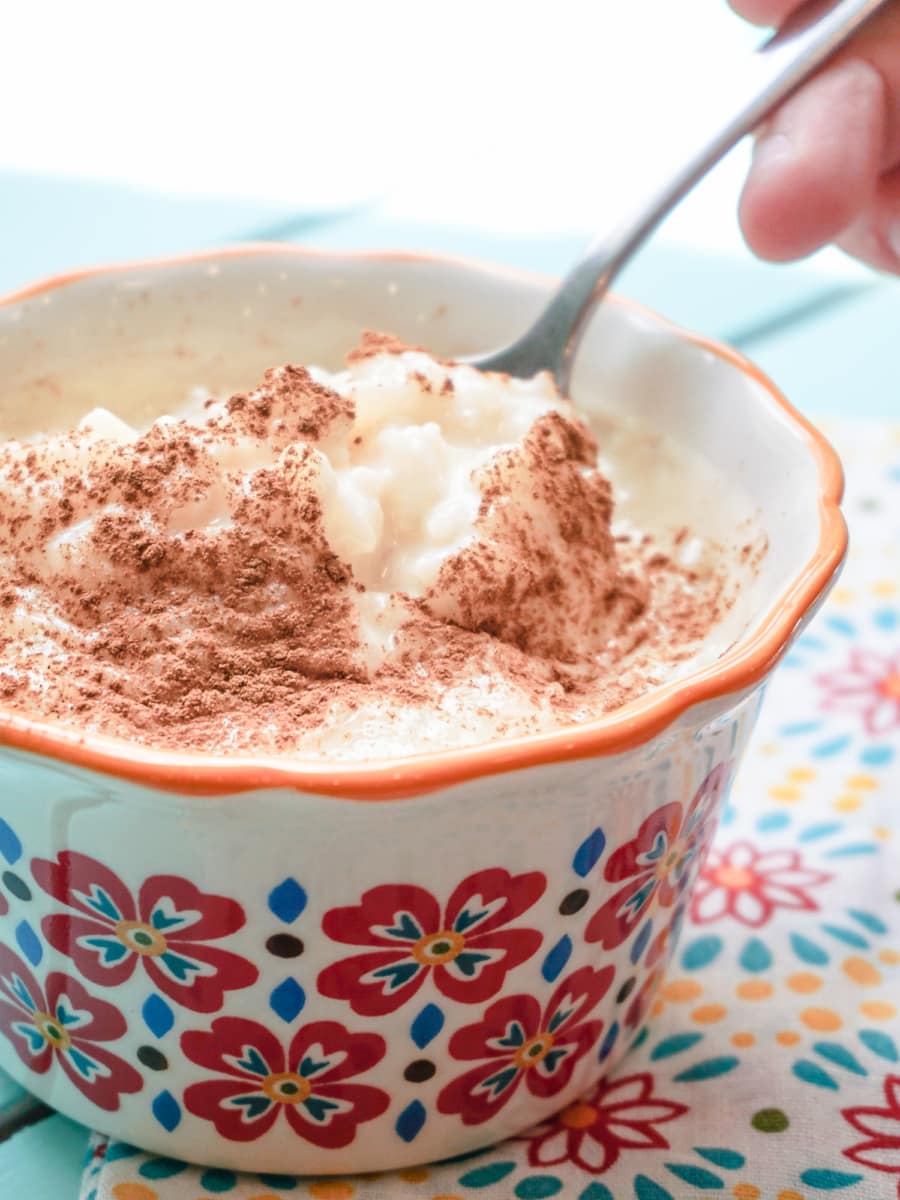 a delicious mexican rice pudding in a bowl topped with cinnamon powder