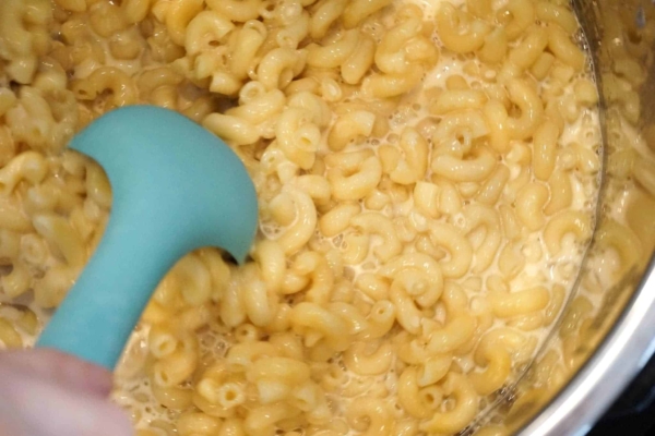 This Instant Pot macaroni and cheese recipe is so easy.