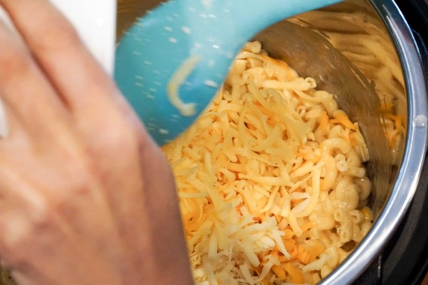 An easy macaroni and cheese recipe for the Instant Pot.
