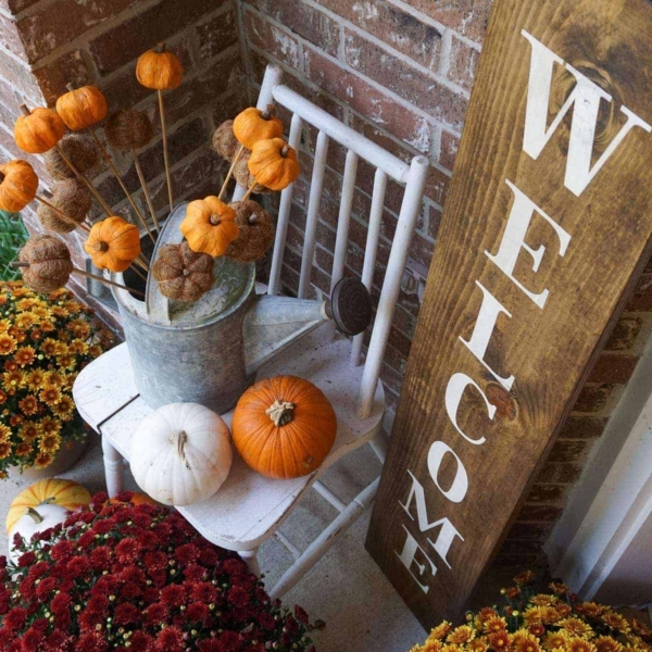 Outdoor fall decor for the front porch.