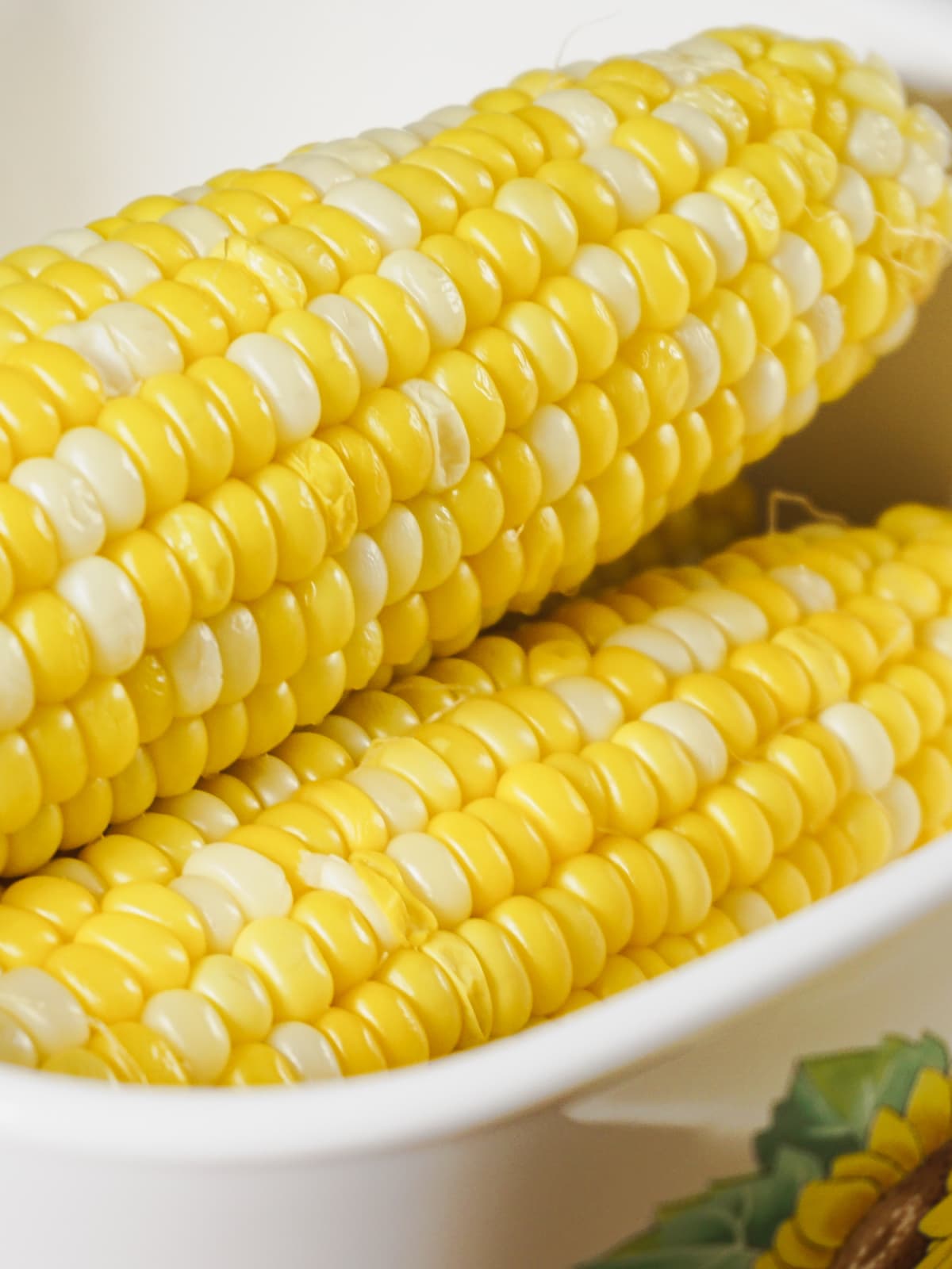 a dish bowl filled with corn on the cob