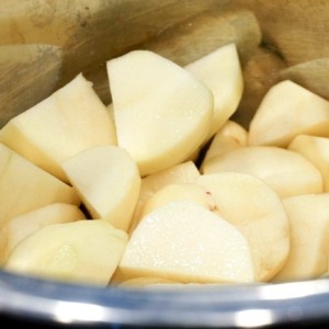 Using the Instant Pot to make pressure cooker mashed potatoes.