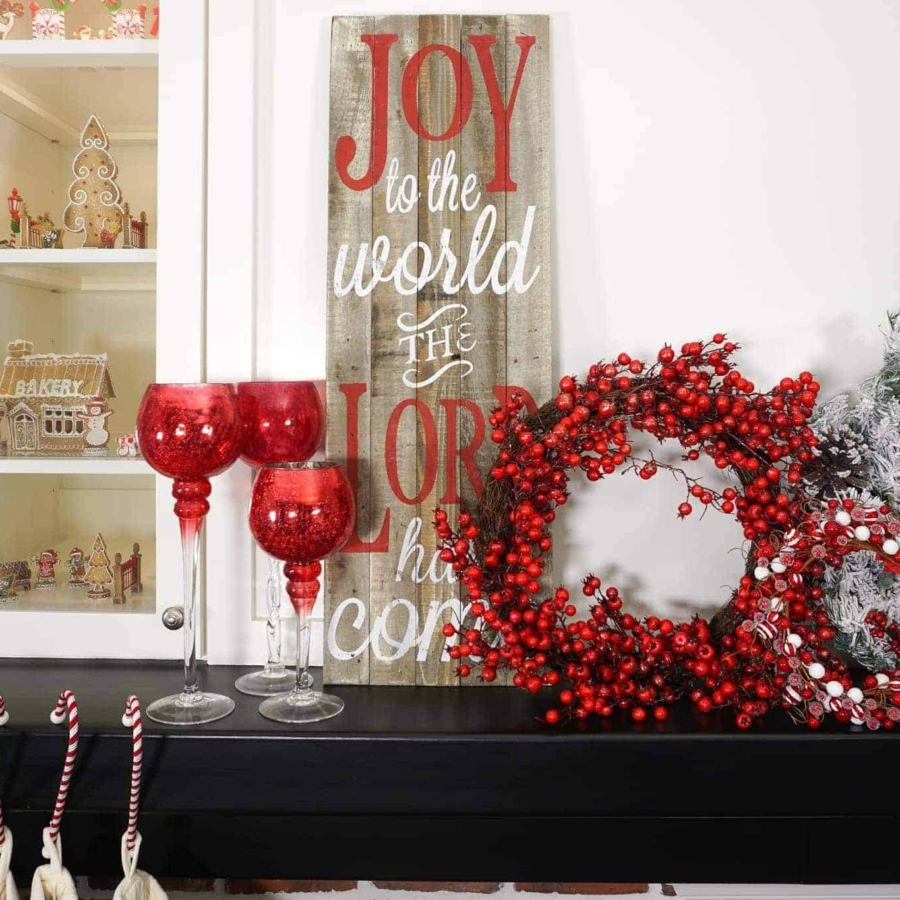 ideas for decorating a Christmas mantel