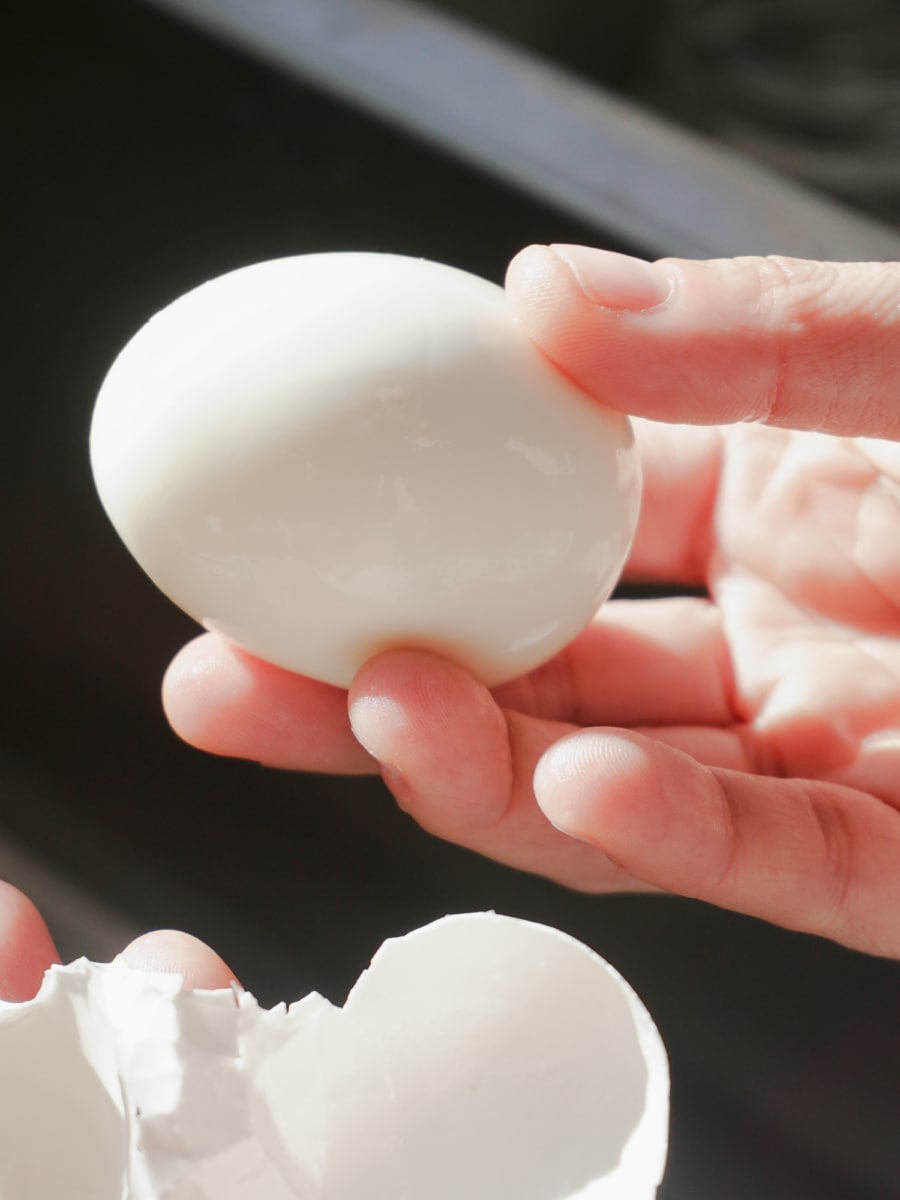 peeling a hard boiled egg