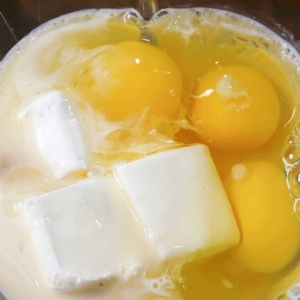 leche flan ingredients in a blender