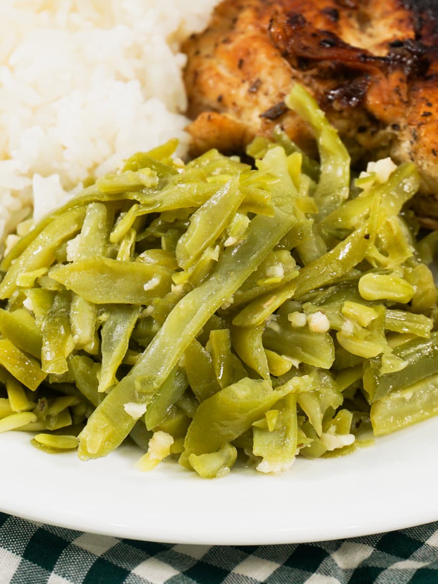 A plate of green beans