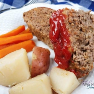 a dinner plate with meatloaf