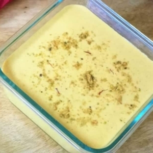 carrot kheer in a glass dish