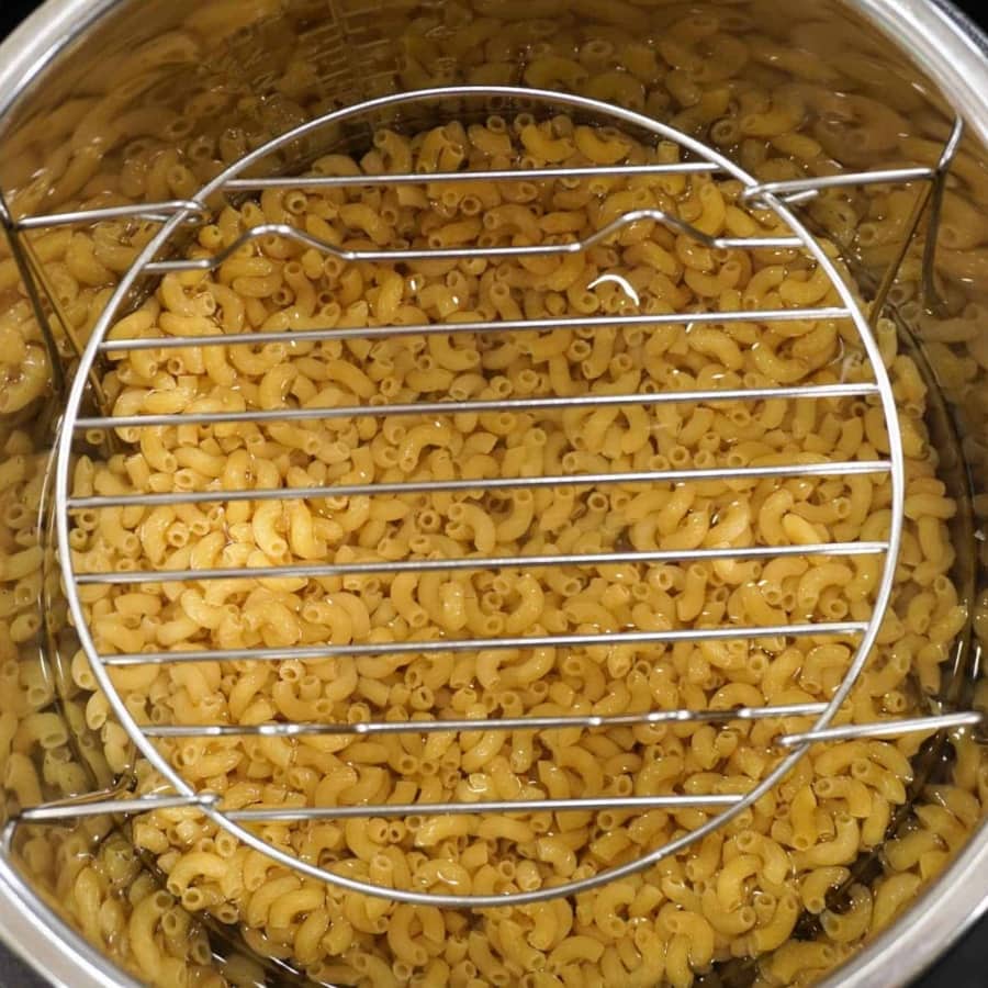 https://www.onehappyhousewife.com/wp-content/uploads/2018/04/flip-the-trivet-mess-free-pasta-from-above-900x900.jpg