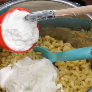 making macaroni salad with sour cream and mayonnaise in the instant pot