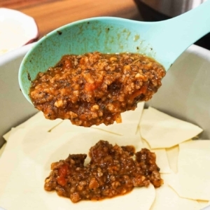 adding meat sauce to instant pot lasagna