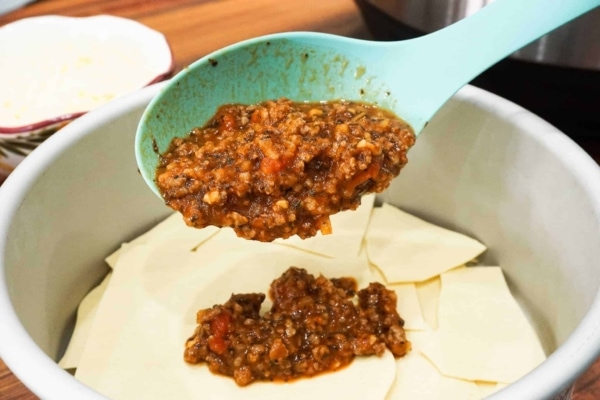 adding meat sauce to instant pot lasagna