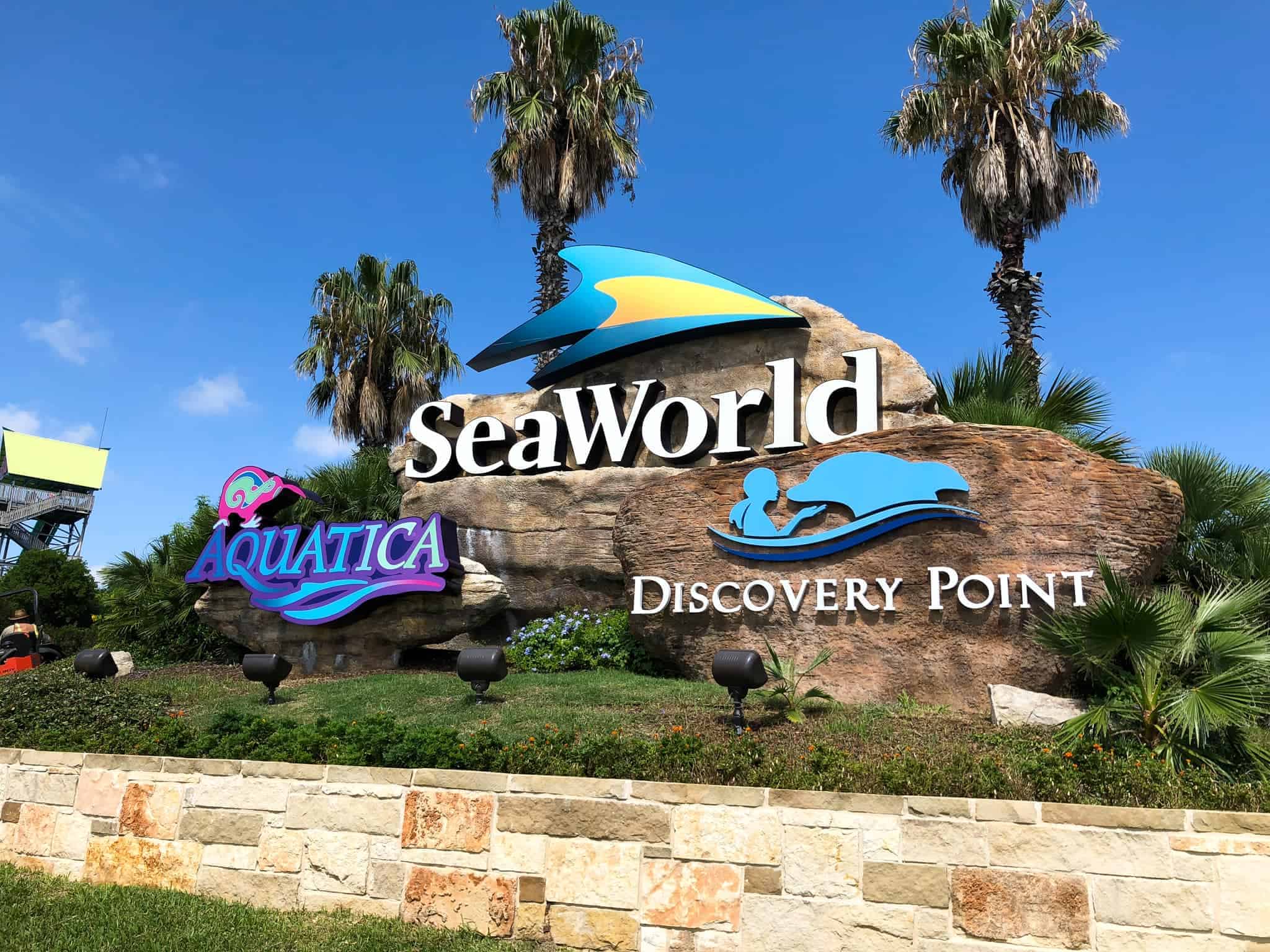 entrance to sea world at san antonio