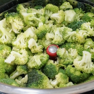 steaming broccoli in the instant pot