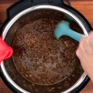 preparing ground beef in the instant pot to make cheeseburger mac