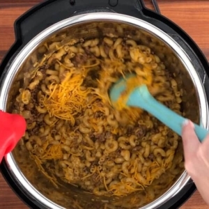 mixing instant pot cheeseburger mac