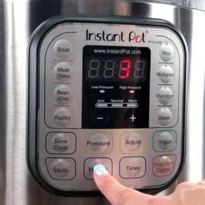 setting the cook time to cook cheeseburger macaroni in the instant pot