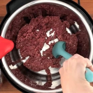 cooking and breaking up ground beef in the instant pot