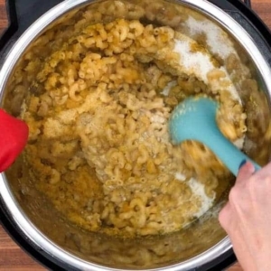 mixing heavy cream into instant pot butternut mac