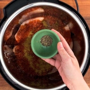 adding black pepper to salsa chicken in the instant pot