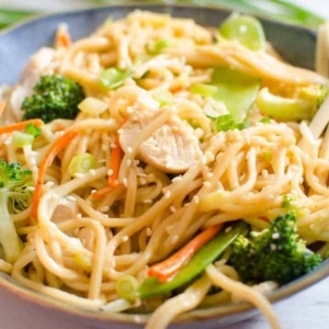 chicken lo mien garnished with sesame seeds