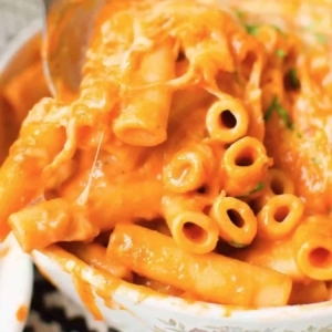 close up of creamy ziti