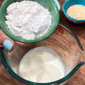 thickening cream with flour to make a white sauce