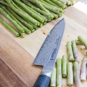 trimming asparagus by cutting the tough ends off