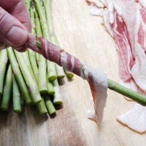 wrapping asparagus spears in bacon