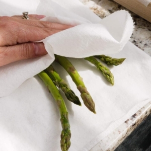 drying asparagus by patting it dry with paper towels