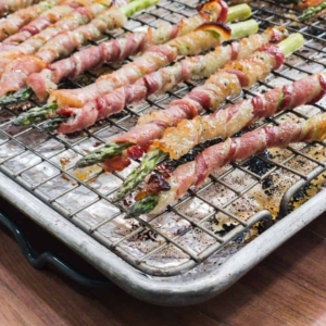 baking asparagus wrapped in bacon in the oven