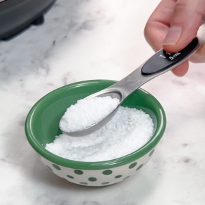 measuring one teaspoon of salt