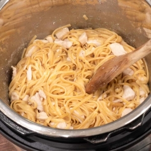 mixing the chicken and linguine pasta in the instant pot