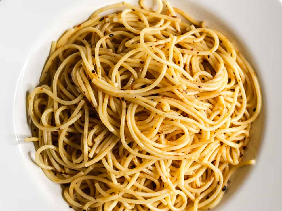 Spicy Spaghetti Aglio e Olio with Trader Joe's Chili Onion Crunch - One ...