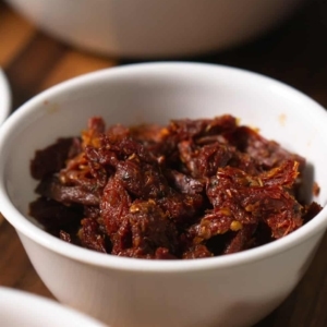 a small bowl of sun-dried tomatoes for making tuscan chicken pasta