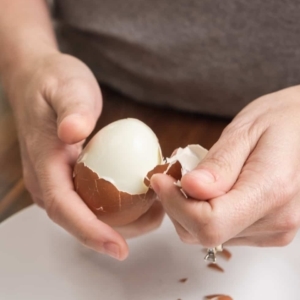 peeling a hard boiled egg