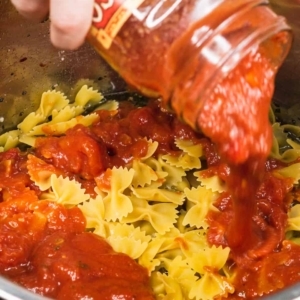 layering pasta sauce over pasta in the instant pot