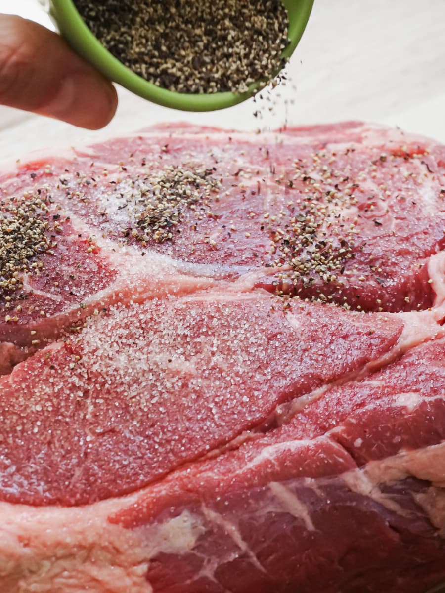 seasoning chuck roast with pepper