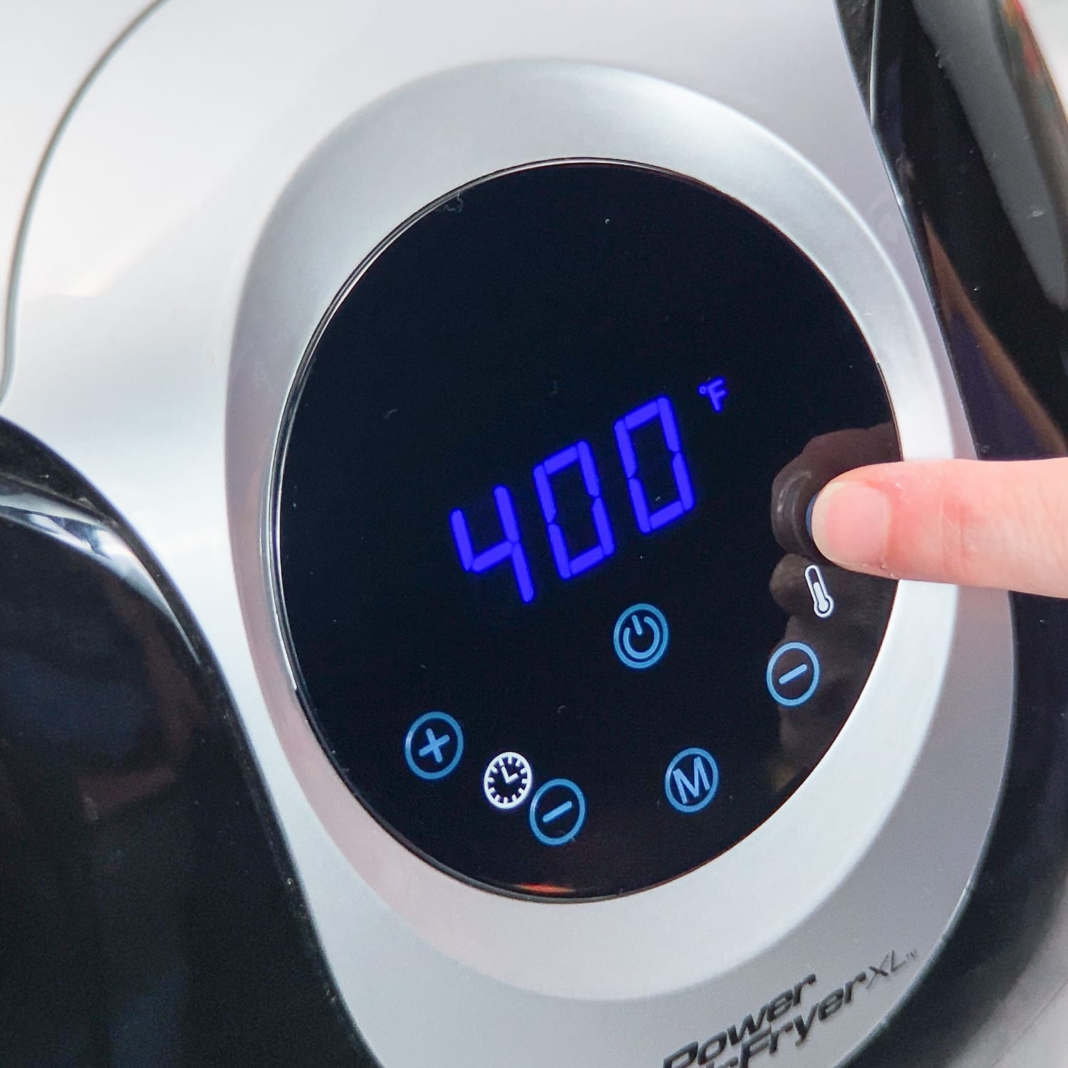 setting the air fryer temperature to 400 to roast broccoli